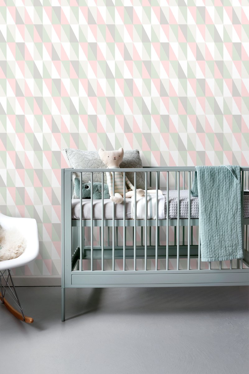 ESTAhome tapet trianglar - ljusrosa och mintgrönt - Hemmavid.se