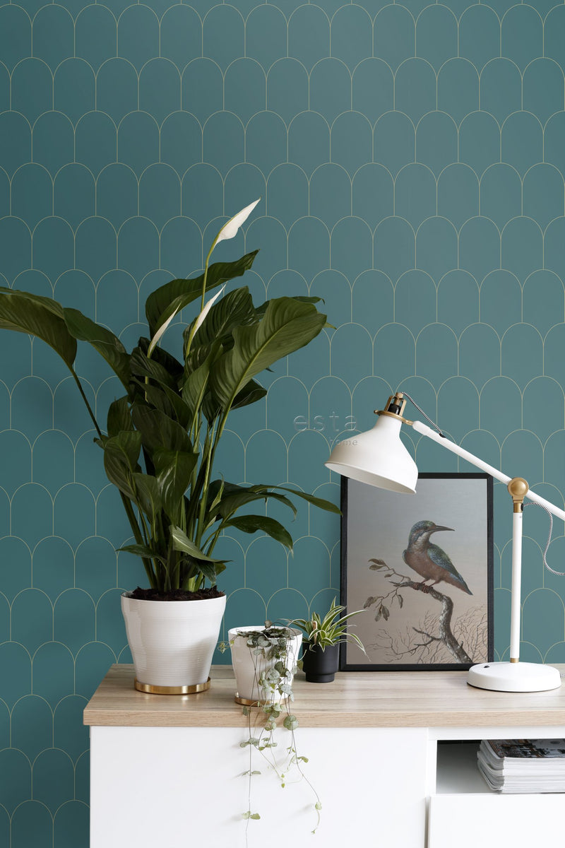 ESTAhome tapet art deco bensinblått och guld - Hemmavid.se