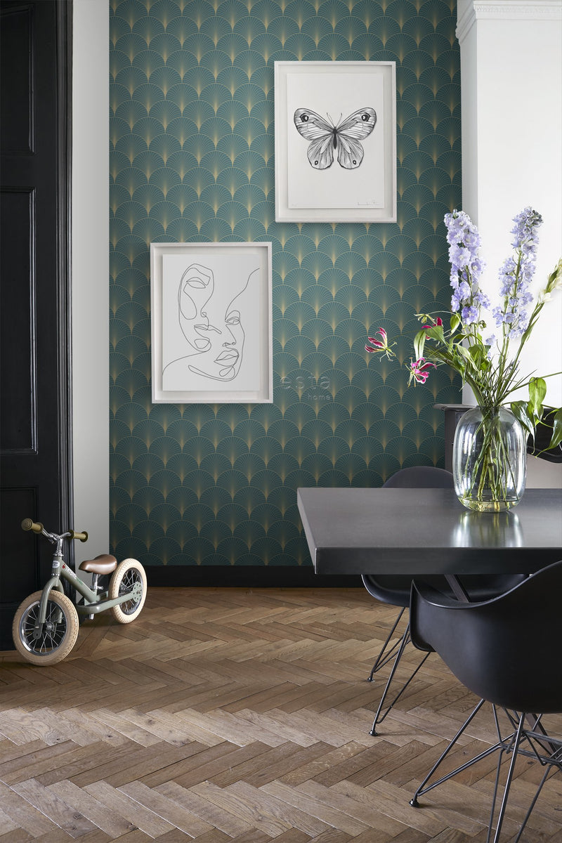 ESTAhome tapet art deco bensinblått och guld - Hemmavid.se