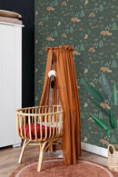 ESTAhome tapet skog med djur mörkgrönt och beige  på Hemmavid.se