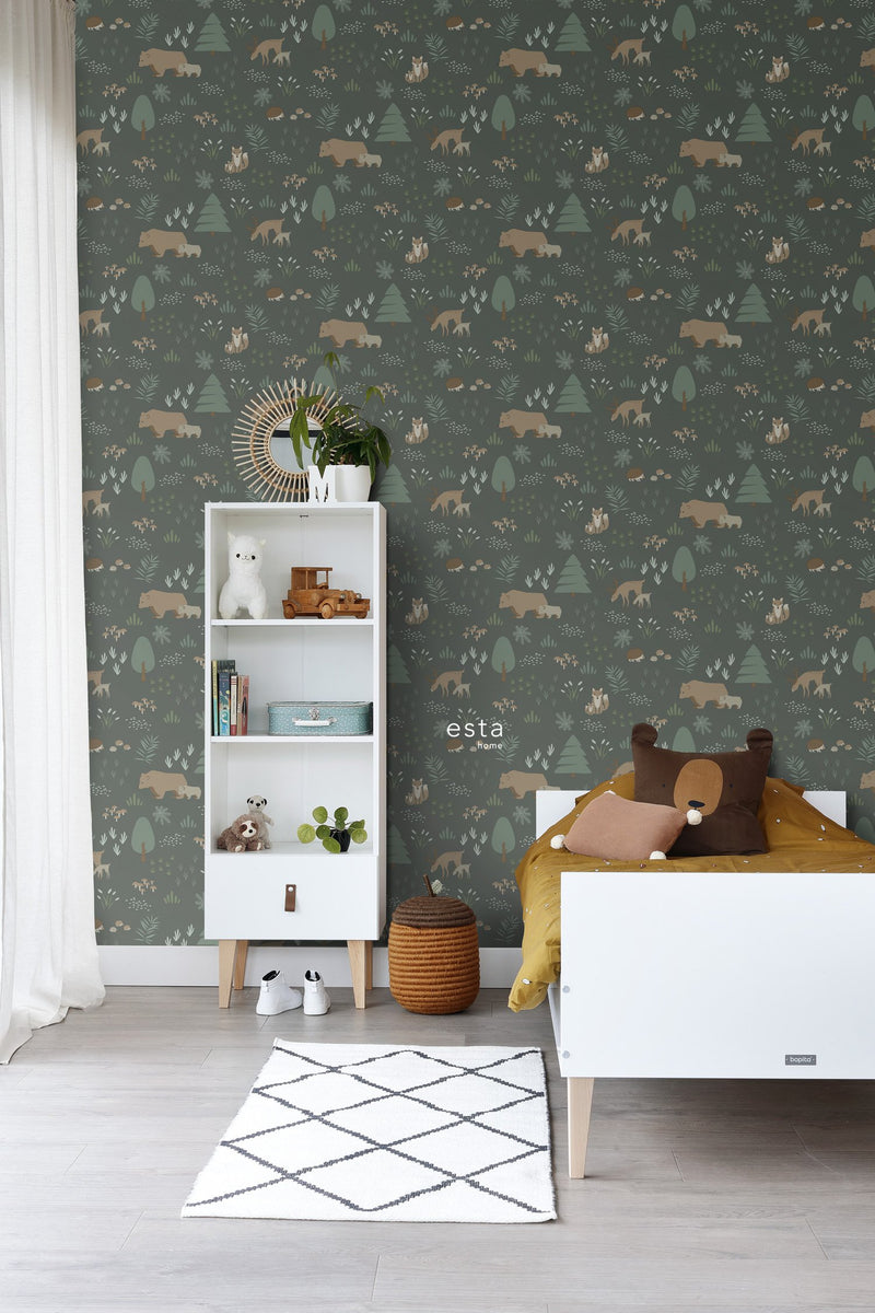 ESTAhome tapet skog med djur mörkgrönt och beige  på Hemmavid.se