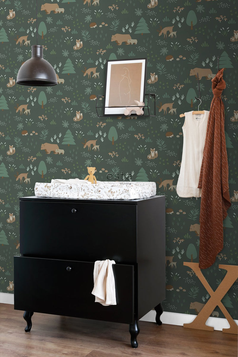 ESTAhome tapet skog med djur mörkgrönt och beige  på Hemmavid.se