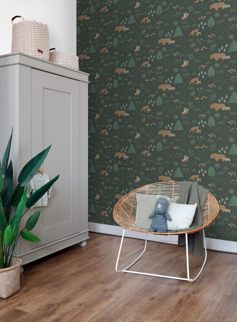 ESTAhome tapet skog med djur mörkgrönt och beige  på Hemmavid.se