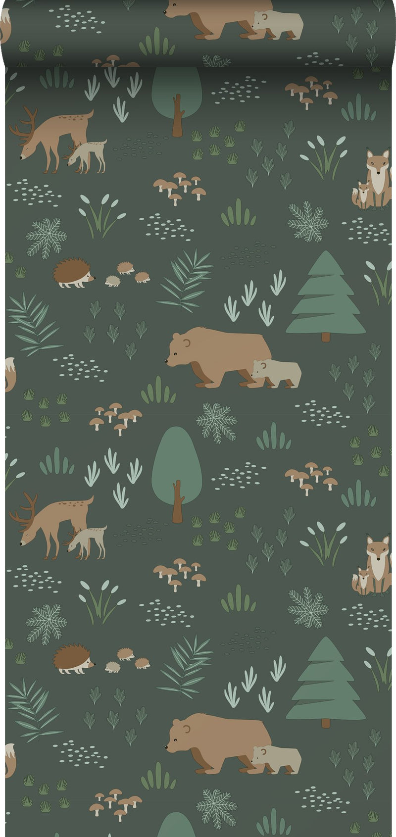 ESTAhome tapet skog med djur mörkgrönt och beige  på Hemmavid.se